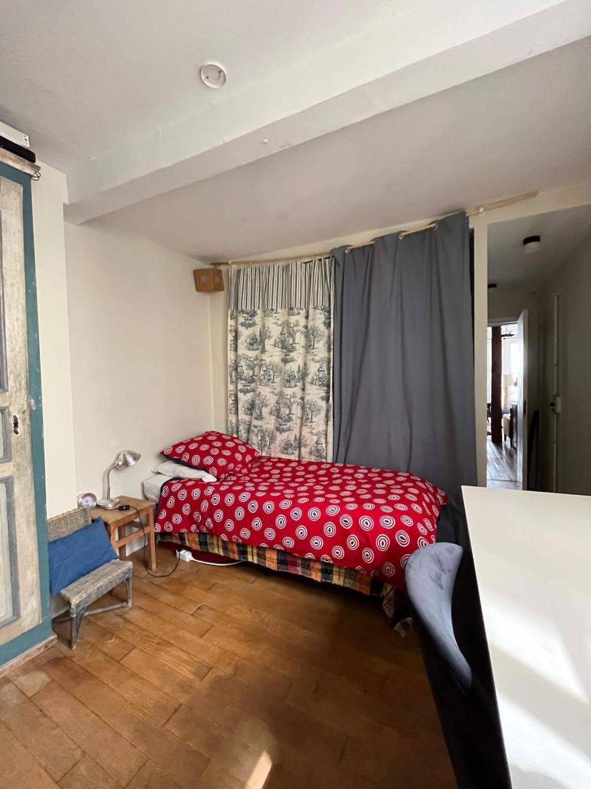Typical Familial Old In Center Appartement Parijs